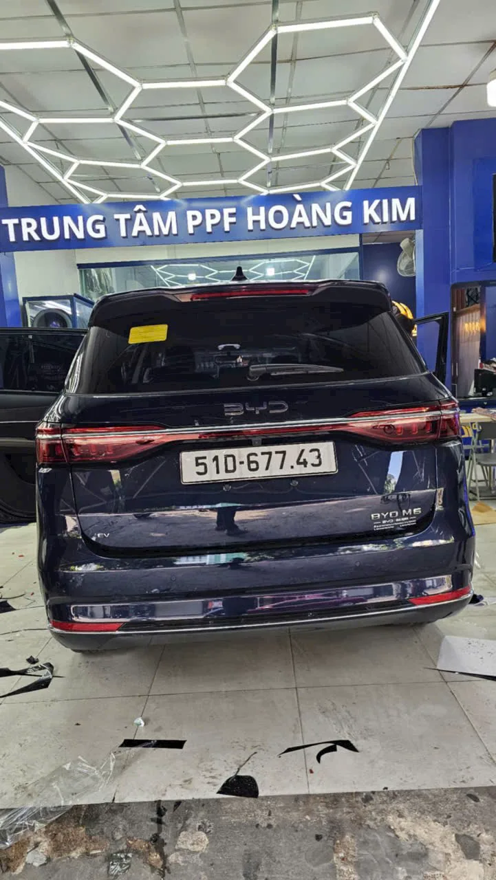 BYD M6 – 실제 차량 후면
