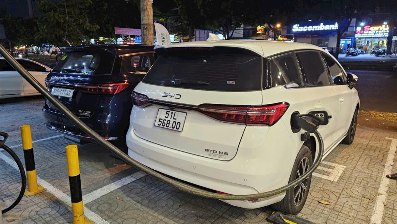 BYD M6 – 실제 차량 충전 중